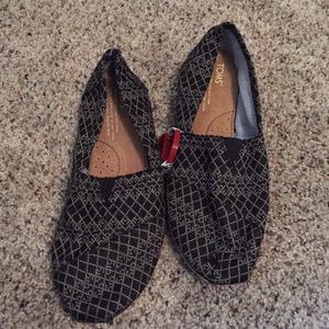 Women’s toms size 7